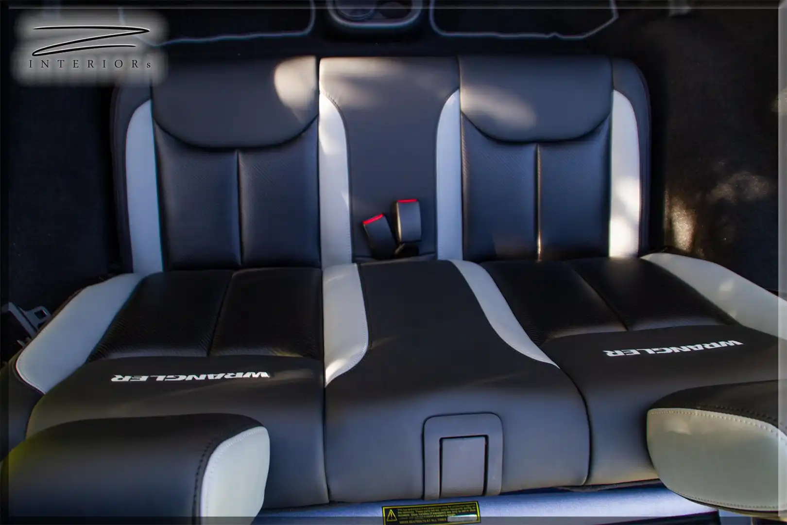 Sitze hinten mit Stickung