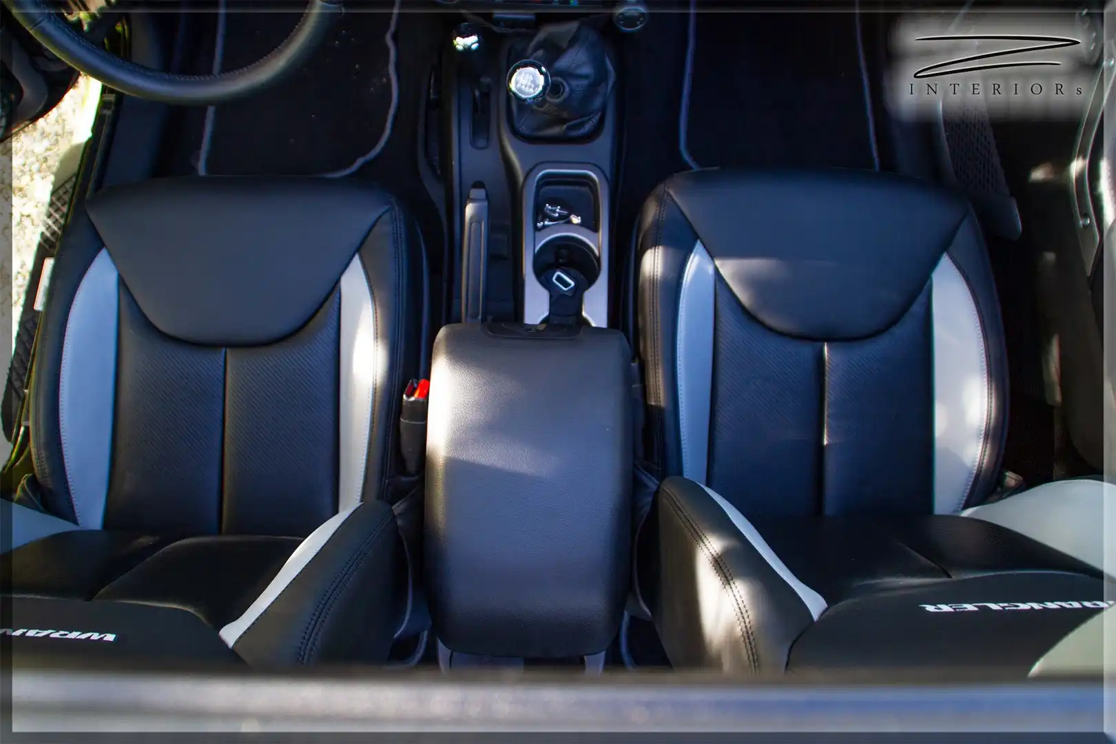 Sitze vorne mit Stickung