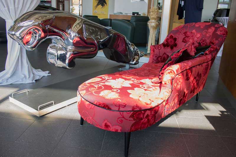 Madame Sofa 1860 im Jaguar Autohaus