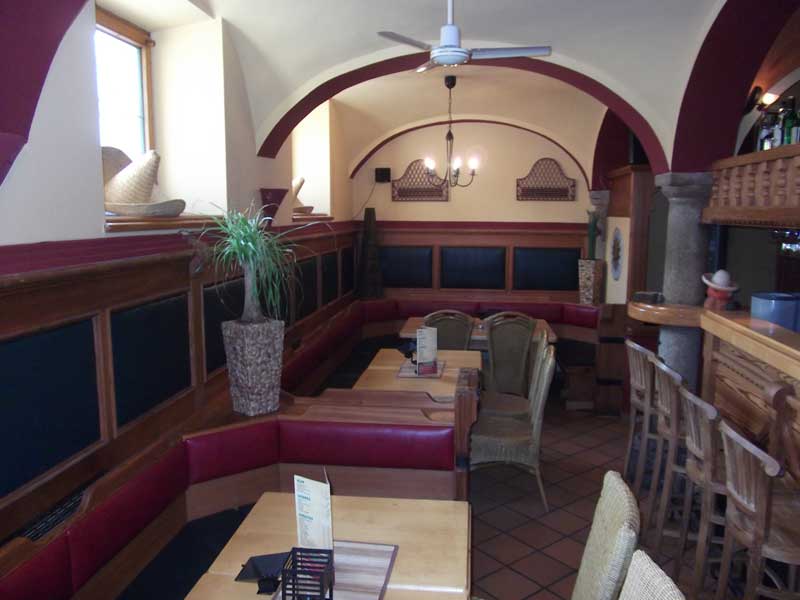 Gewerberäume - Gaststätte Cantina Tequila - Innenräume mit rotem und grünem Kunstleder