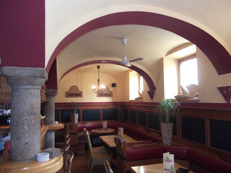 Gewerberäume - Gaststätte Cantina Tequila - Innenräume mit rotem und grünem Kunstleder