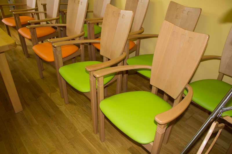 Gewerberäume - Grundschule Rettenbach - Stühle mit grünem Kunstleder