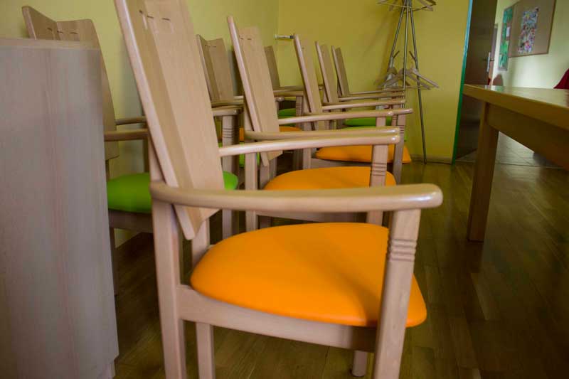 Gewerberäume - Grundschule Rettenbach - Stühle mit orangem Kunstleder