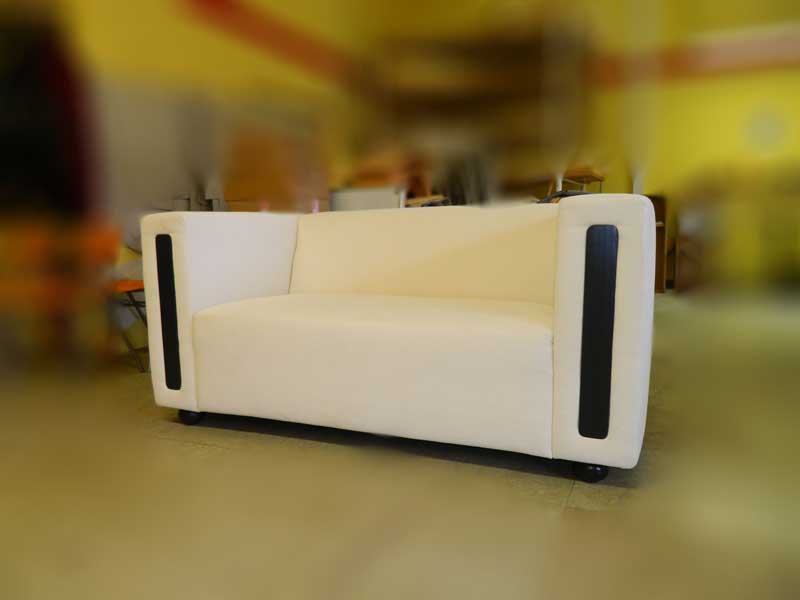 Wohninterior - Couch - eigene Kreation mit weissem Velourstoff