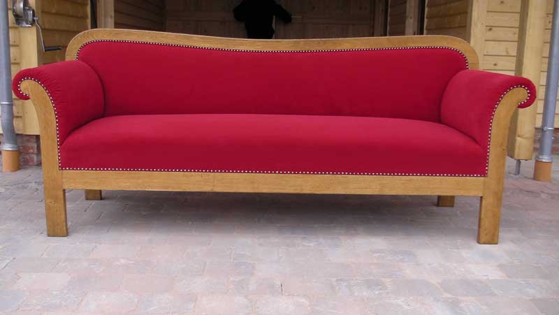 Wohninterior - Couch - rot mit Ziernägel