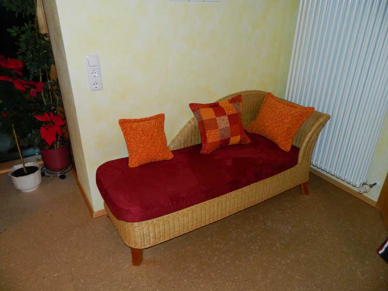 Wohninterior - Couch - Recamiere mit rotem Stoff