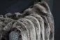Preview: Fine Kuscheldecke Plaid Luxor in extravaganter Schönheit.
Material: Fell | Fur:100 % PES Rückseite | Rear: 100 % PES (Velboa)
Größe 140 * 190 cm
Interior Bild, Darstellung auf einem Möbel