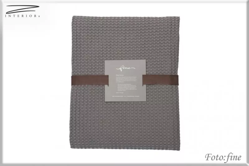 Fine Aviva Plaid.
Bett oder Tagesplaid.
100 % Baumwolle.
Größe 140 * 260 cm
Bettplaid aus Baumwolle, gewebt als lockerer Waffelpiqué. Waschbar auf 30 Grad.
Farbe : Grau