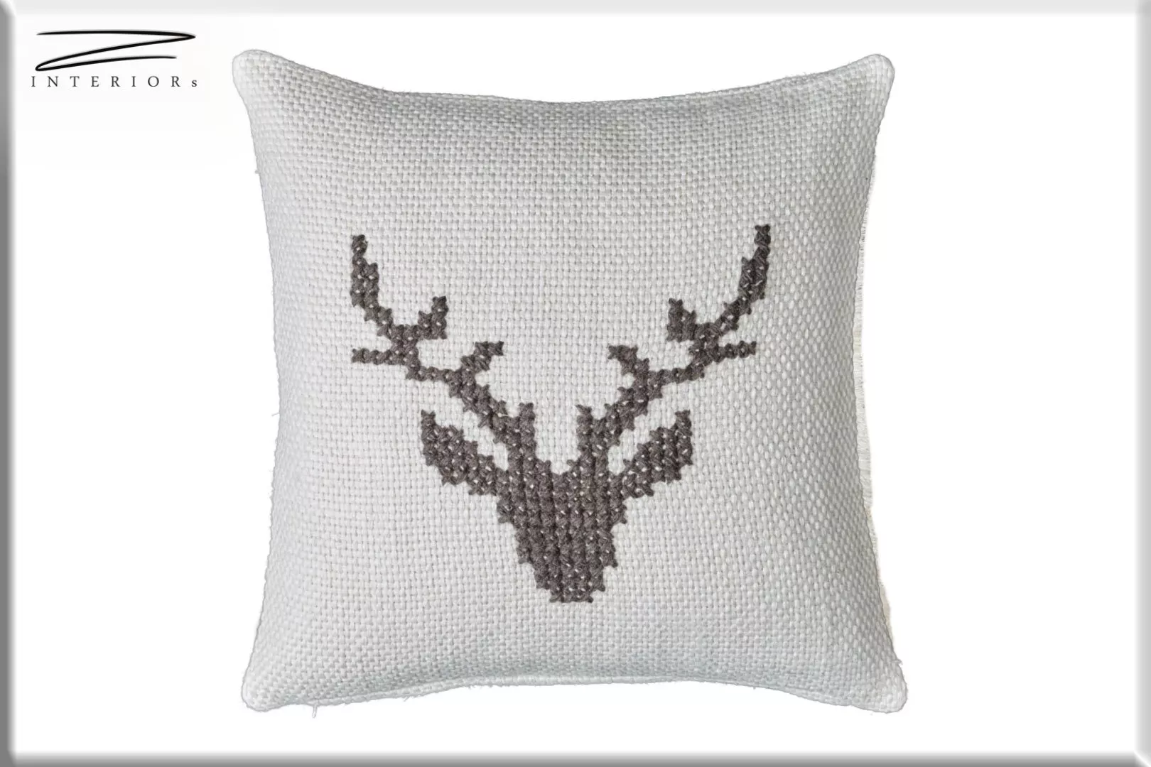 creme-weiß mit braunem Hirsch