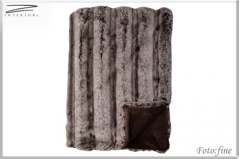 Fine Kuscheldecke Plaid Luxor in extravaganter Schönheit.
Material: Fell | Fur:100 % PES Rückseite | Rear: 100 % PES (Velboa)
Größe 140 * 190 cm
Farbe : braun